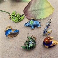 stribede-fisk-aender-elefant-prikket-fabeldyr-emaljerede-sølv-charms-gamle-tyske